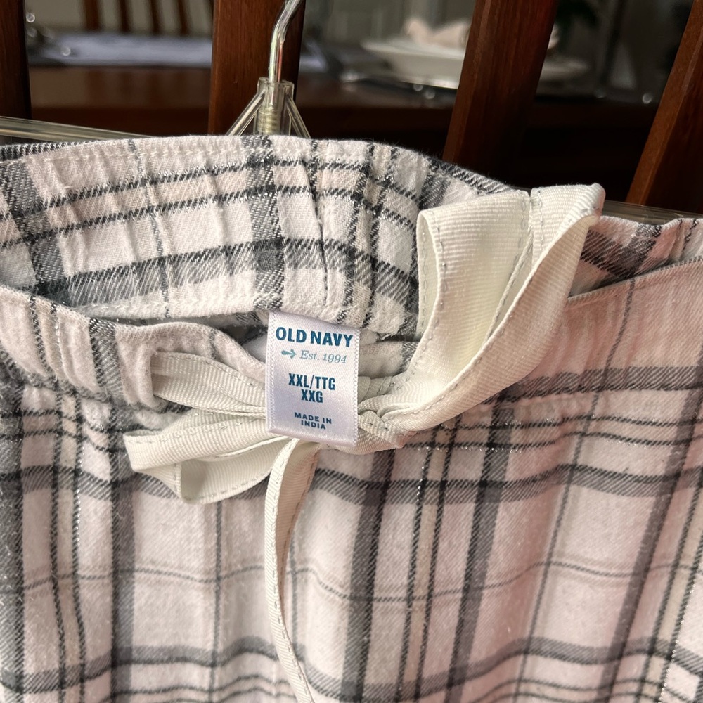 Old Navy Comfy Sleepwear! Both XXL! Black Racer Back Tank! White/Silver Pant! - Picture 3 of 9